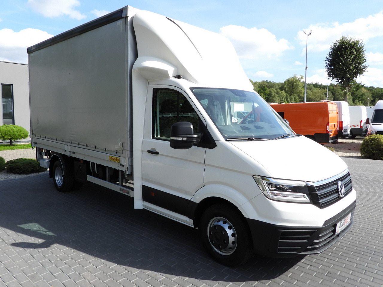 VOLKSWAGEN CRAFTER TARPAULIN LIFT 8 PALLETS CRUISE CONTROL LED LIGHTS TWIN WHEELS AIR CONDITIONING 180HP - Dostavno vozilo sa ceradom: slika 4 VOLKSWAGEN CRAFTER TARPAULIN LIFT 8 PALLETS CRUISE CONTROL LED LIGHTS TWIN WHEELS AIR CONDITIONING 180HP - Dostavno vozilo sa ceradom: slika 4