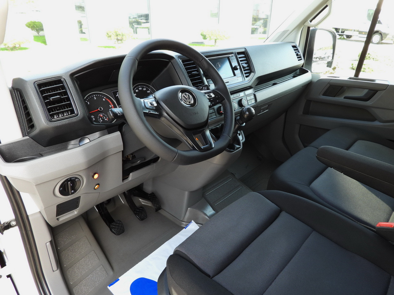 VOLKSWAGEN CRAFTER TARPAULIN LIFT 8 PALLETS CRUISE CONTROL LED LIGHTS TWIN WHEELS AIR CONDITIONING 180HP - Dostavno vozilo sa ceradom: slika 2 VOLKSWAGEN CRAFTER TARPAULIN LIFT 8 PALLETS CRUISE CONTROL LED LIGHTS TWIN WHEELS AIR CONDITIONING 180HP - Dostavno vozilo sa ceradom: slika 2