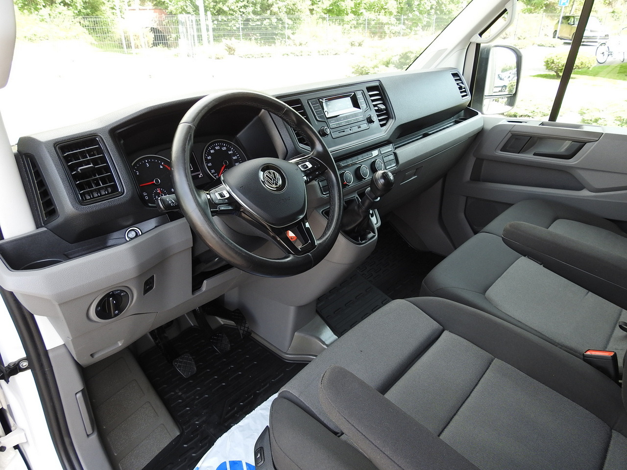 VOLKSWAGEN CRAFTER TARPAULIN LIFT 8 PALLETS WEBASTO CRUISE CONTROL 180HP - Dostavno vozilo sa ceradom: slika 2 VOLKSWAGEN CRAFTER TARPAULIN LIFT 8 PALLETS WEBASTO CRUISE CONTROL 180HP - Dostavno vozilo sa ceradom: slika 2