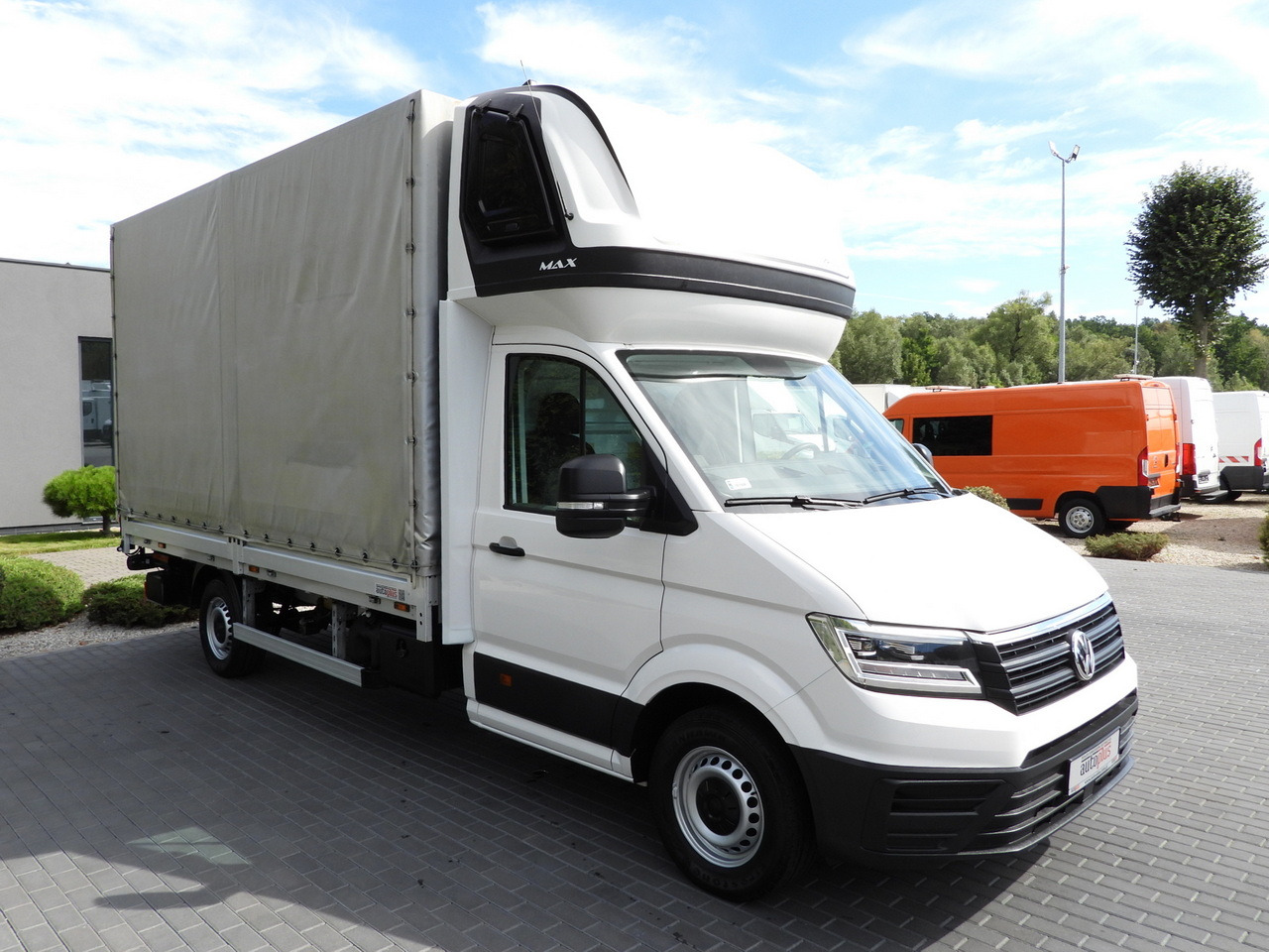 VOLKSWAGEN CRAFTER TARPAULIN LIFT 8 PALLETS WEBASTO CRUISE CONTROL LED LIGHTS AIR CONDITIONING 180HP - Dostavno vozilo sa ceradom: slika 4 VOLKSWAGEN CRAFTER TARPAULIN LIFT 8 PALLETS WEBASTO CRUISE CONTROL LED LIGHTS AIR CONDITIONING 180HP - Dostavno vozilo sa ceradom: slika 4