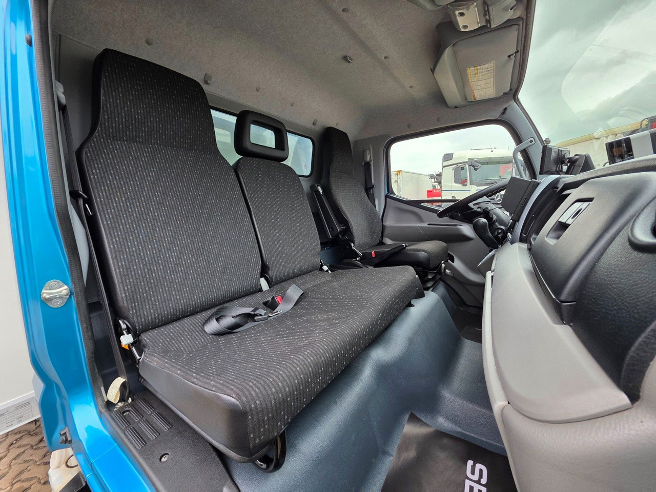 Dostavno vozilo sa zatvorenim sandukom FUSO Canter 9C18 / Ladebordwand / 3 Sitzen: slika 33