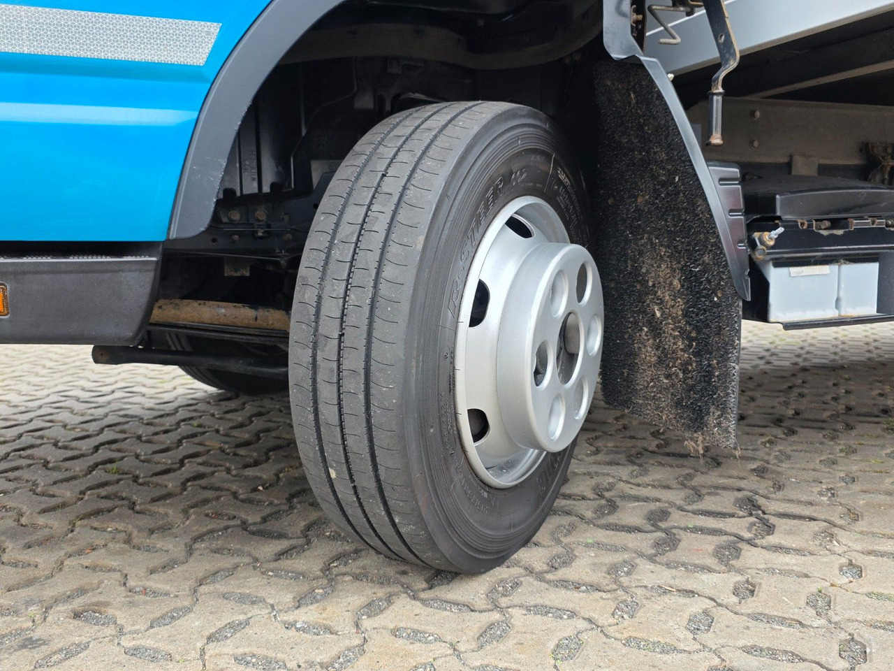 Dostavno vozilo sa zatvorenim sandukom FUSO Canter 9C18 / Ladebordwand / 3 Sitzen: slika 45