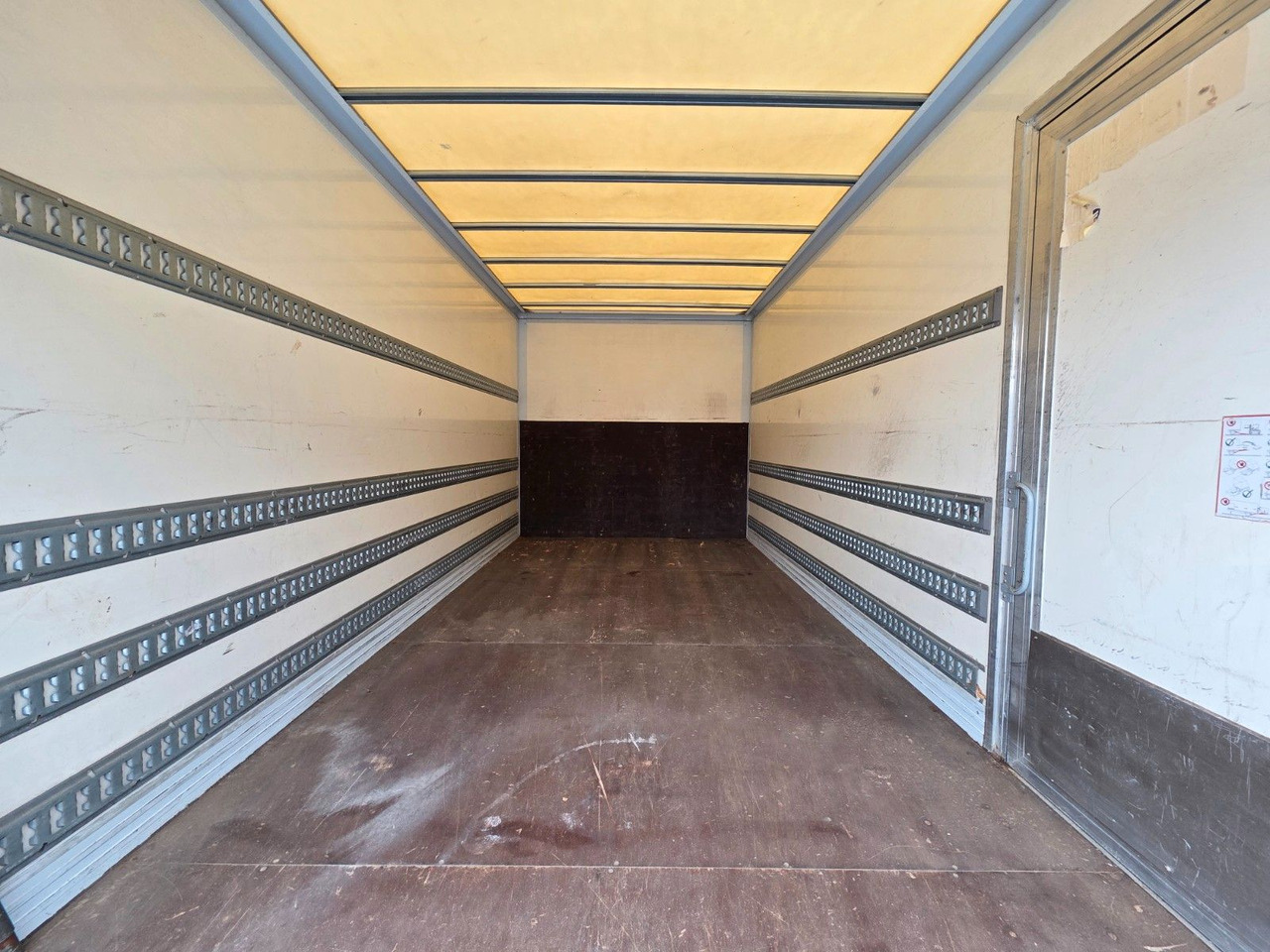 Dostavno vozilo sa zatvorenim sandukom FUSO Canter 9C18 / Ladebordwand / 3 Sitzen: slika 20