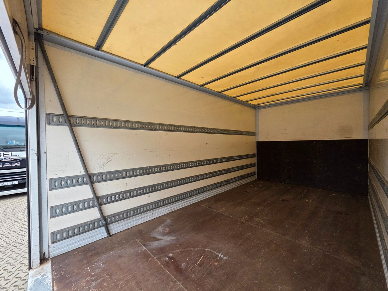 Dostavno vozilo sa zatvorenim sandukom FUSO Canter 9C18 / Ladebordwand / 3 Sitzen: slika 23