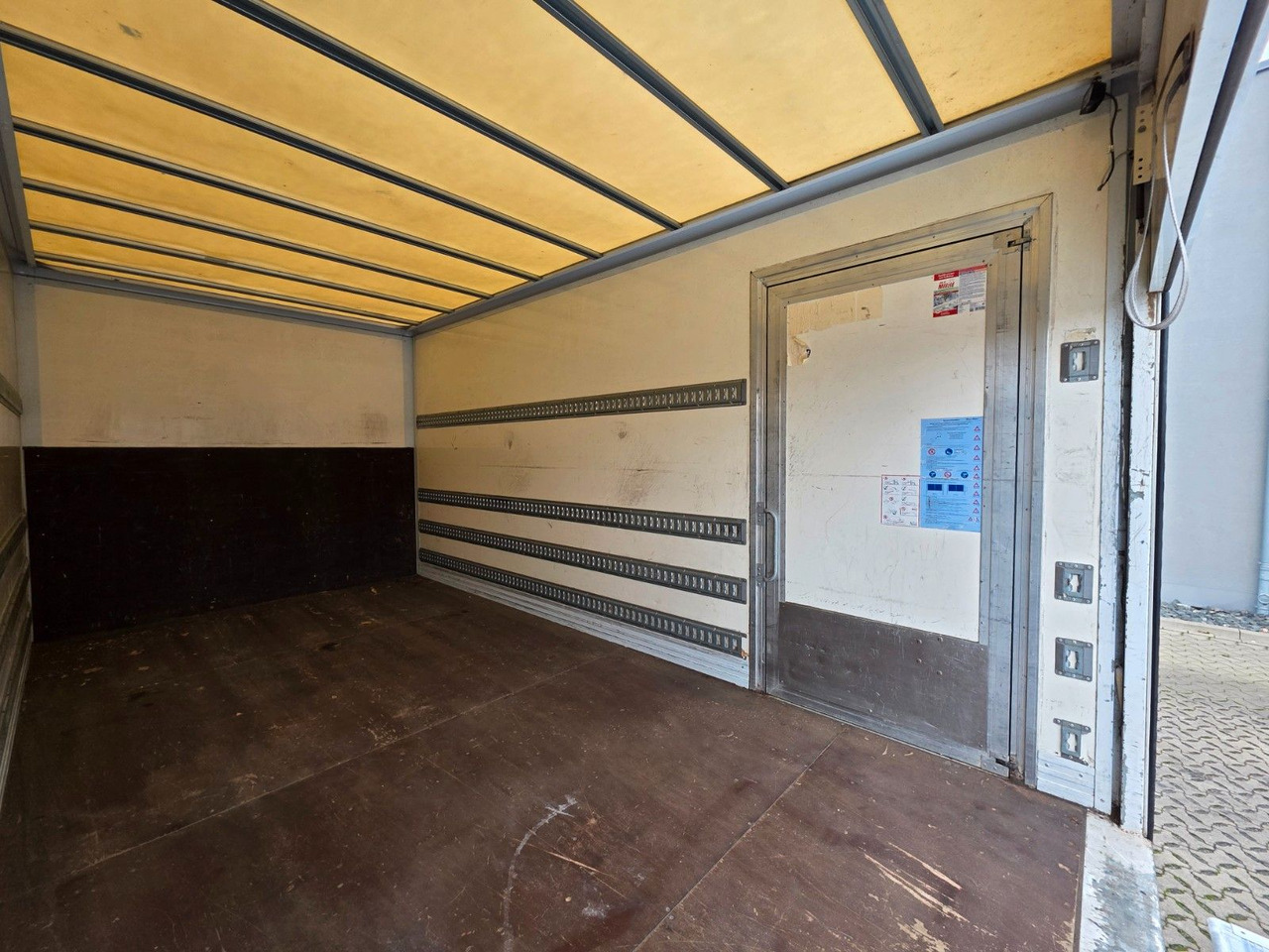 Dostavno vozilo sa zatvorenim sandukom FUSO Canter 9C18 / Ladebordwand / 3 Sitzen: slika 24