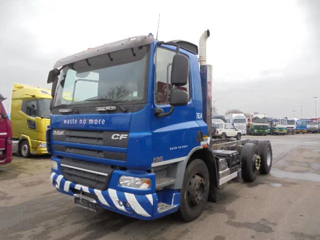 DAF CF 75.250 6X2 - Kamion sa golom šasijom i zatvorenom kabinom: slika 1 DAF CF 75.250 6X2 - Kamion sa golom šasijom i zatvorenom kabinom: slika 1