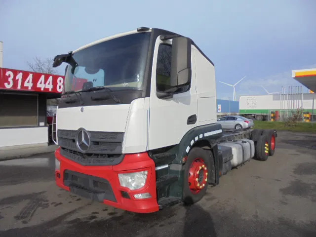 Mercedes-Benz Actros 2340 6X2 EUR 6 - Kamion sa golom šasijom i zatvorenom kabinom: slika 1 Mercedes-Benz Actros 2340 6X2 EUR 6 - Kamion sa golom šasijom i zatvorenom kabinom: slika 1