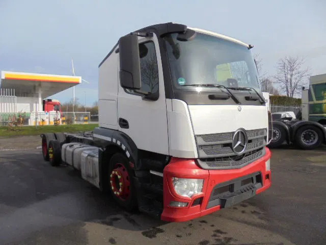 Mercedes-Benz Actros 2340 6X2 EUR 6 - Kamion sa golom šasijom i zatvorenom kabinom: slika 3 Mercedes-Benz Actros 2340 6X2 EUR 6 - Kamion sa golom šasijom i zatvorenom kabinom: slika 3