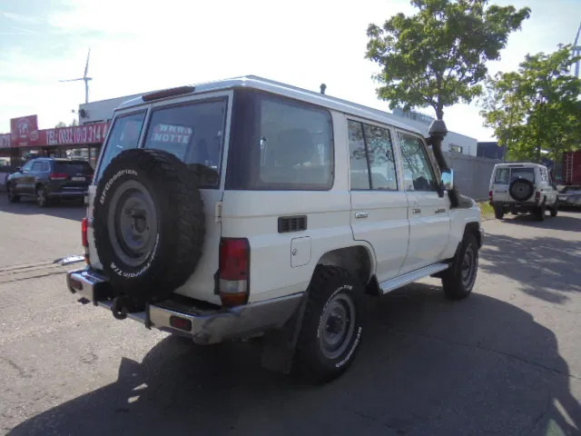 Toyota Land Cruiser HZJ76L 4X4 EXPORT OUTSIDE EU ONLY - Automobil: slika 4 Toyota Land Cruiser HZJ76L 4X4 EXPORT OUTSIDE EU ONLY - Automobil: slika 4