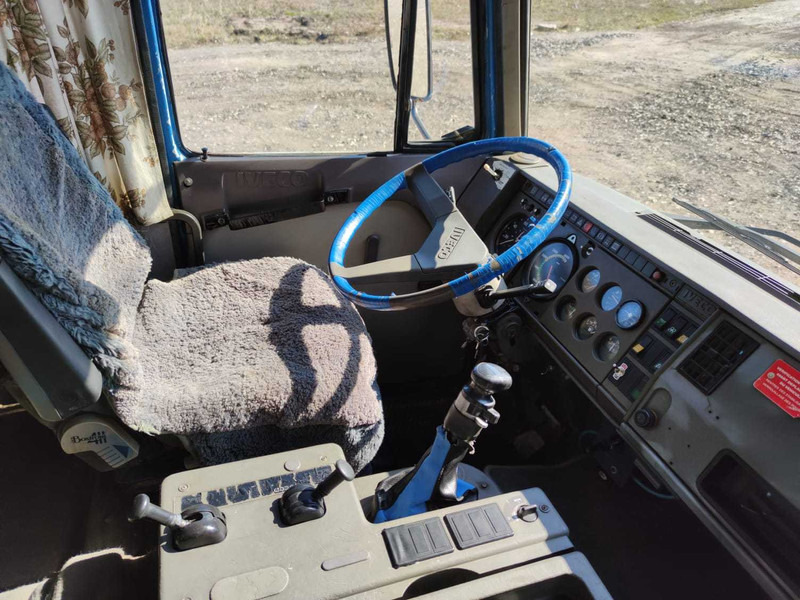 Kamion sa golom šasijom i zatvorenom kabinom Iveco Magirus 190-26 water cooling chassis truck: slika 12