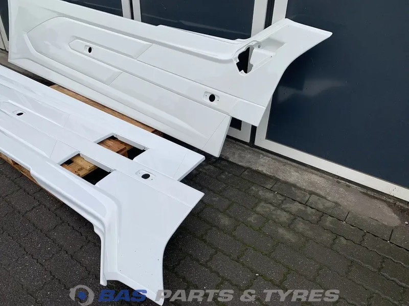 DAF XG Sideskirt Set DAF 2292740 - Karoserija i eksterijer za Kamion: slika 2 DAF XG Sideskirt Set DAF 2292740 - Karoserija i eksterijer za Kamion: slika 2