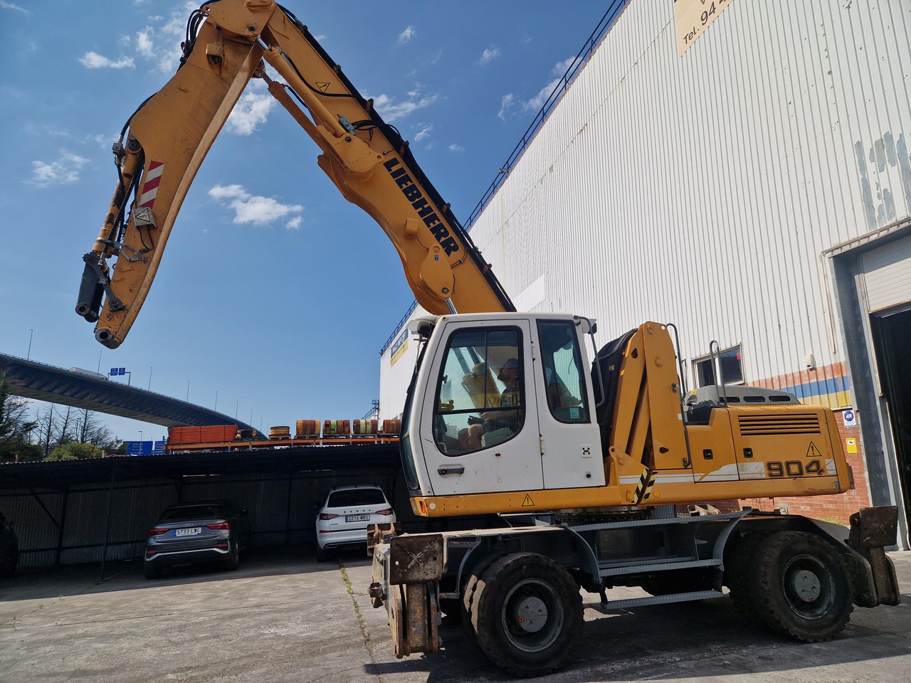 LIEBHERR A904C (2010) - Bager za obradu otpada/ Industrije: slika 4 LIEBHERR A904C (2010) - Bager za obradu otpada/ Industrije: slika 4