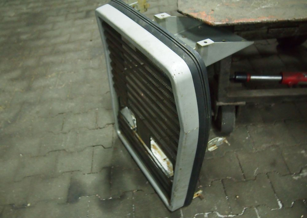 Części do Ciągnika Massey Ferguson MF 3000, 6000 Przedni grill maskę do Massey Ferguson serii 3000, 3100.
z lampami - Rešetka za Poljoprivredna mašina: slika 2 Części do Ciągnika Massey Ferguson MF 3000, 6000 Przedni grill maskę do Massey Ferguson serii 3000, 3100.
z lampami - Rešetka za Poljoprivredna mašina: slika 2