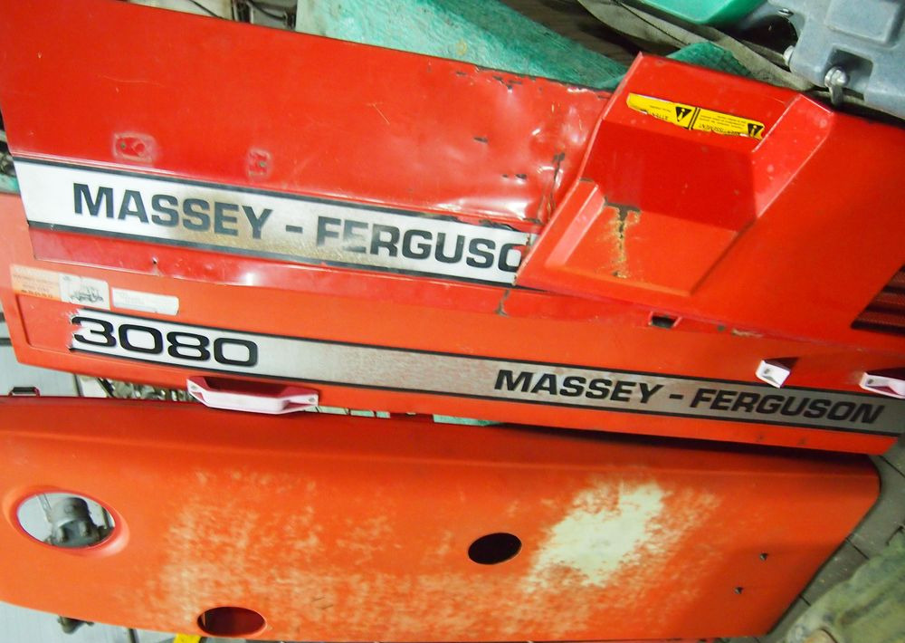 Części do Ciągnika Massey Ferguson MF 3000  Maska, osłona silnika MF 3000 - Motor i delovi za Poljoprivredna mašina: slika 1 Części do Ciągnika Massey Ferguson MF 3000  Maska, osłona silnika MF 3000 - Motor i delovi za Poljoprivredna mašina: slika 1