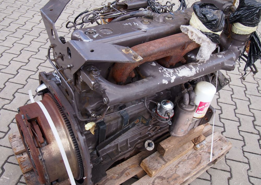 Części do Ciągnika Massey Ferguson MF 3000 Silnik 6 cylindrowy Perkins A6.354
Ciśnienie oleju na wolnych obrotach 4bary - Motor za Poljoprivredna mašina: slika 5 Części do Ciągnika Massey Ferguson MF 3000 Silnik 6 cylindrowy Perkins A6.354
Ciśnienie oleju na wolnych obrotach 4bary - Motor za Poljoprivredna mašina: slika 5