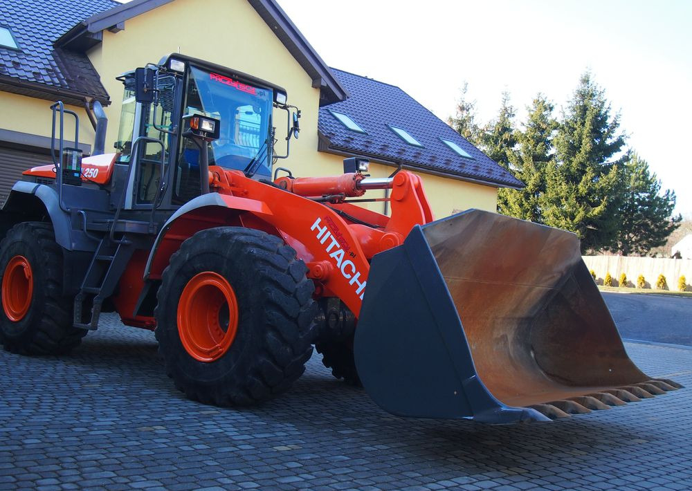 Ładowarka Hitachi ZW250 2010 Ładowarka Hitachi Waga, Centralne smarowanie - Utovarivač točkaš: slika 1 Ładowarka Hitachi ZW250 2010 Ładowarka Hitachi Waga, Centralne smarowanie - Utovarivač točkaš: slika 1