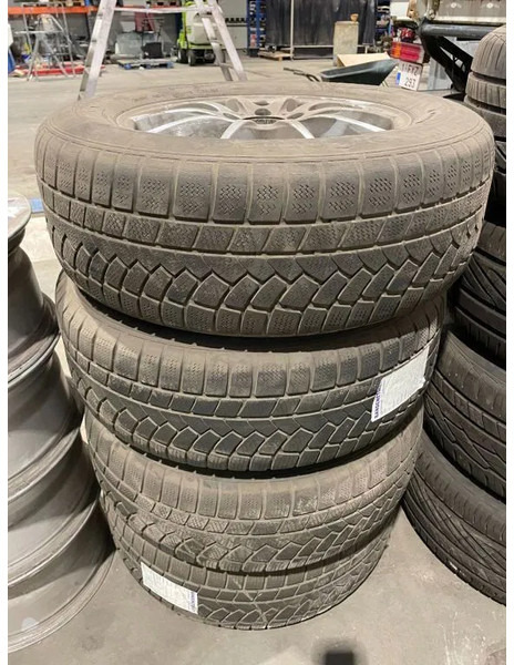 Continental Continental banden met velgen 235/65 R17 - Шины и диски za Automobil: slika 1 Continental Continental banden met velgen 235/65 R17 - Шины и диски za Automobil: slika 1