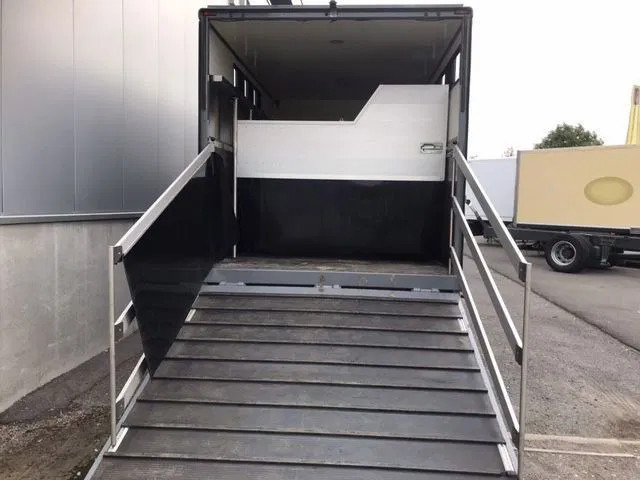 Mercedes-Benz Atego 1018 *Cruise control*Airco*Achteruitrijcamera*elektrische ruiten - Kamioni za prevoz konja: slika 3 Mercedes-Benz Atego 1018 *Cruise control*Airco*Achteruitrijcamera*elektrische ruiten - Kamioni za prevoz konja: slika 3