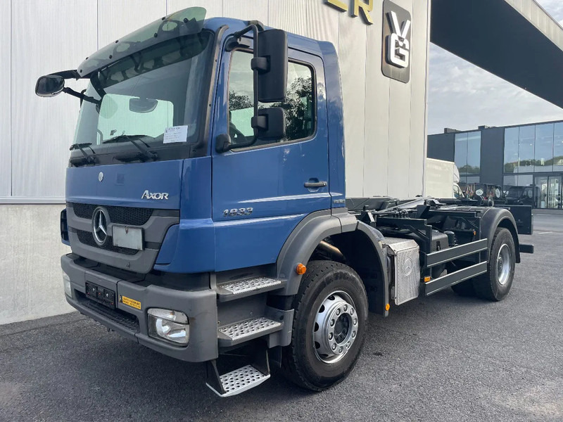 Mercedes-Benz Axor 1833 *cruise control*bluetooth*airconditioning*differentieelslot - Kamion sa hidrauličnom kukom: slika 2 Mercedes-Benz Axor 1833 *cruise control*bluetooth*airconditioning*differentieelslot - Kamion sa hidrauličnom kukom: slika 2