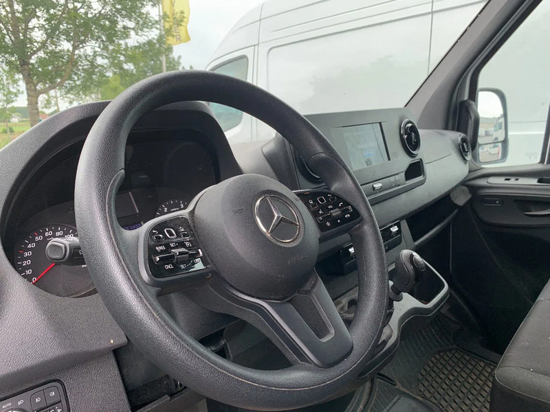 Mercedes-Benz Sprinter 317 CDI*L2H2*360°CAMERA*TEMPOMAT*NAVIGATIE*STOELVERWARMING* - Furgon: slika 4 Mercedes-Benz Sprinter 317 CDI*L2H2*360°CAMERA*TEMPOMAT*NAVIGATIE*STOELVERWARMING* - Furgon: slika 4