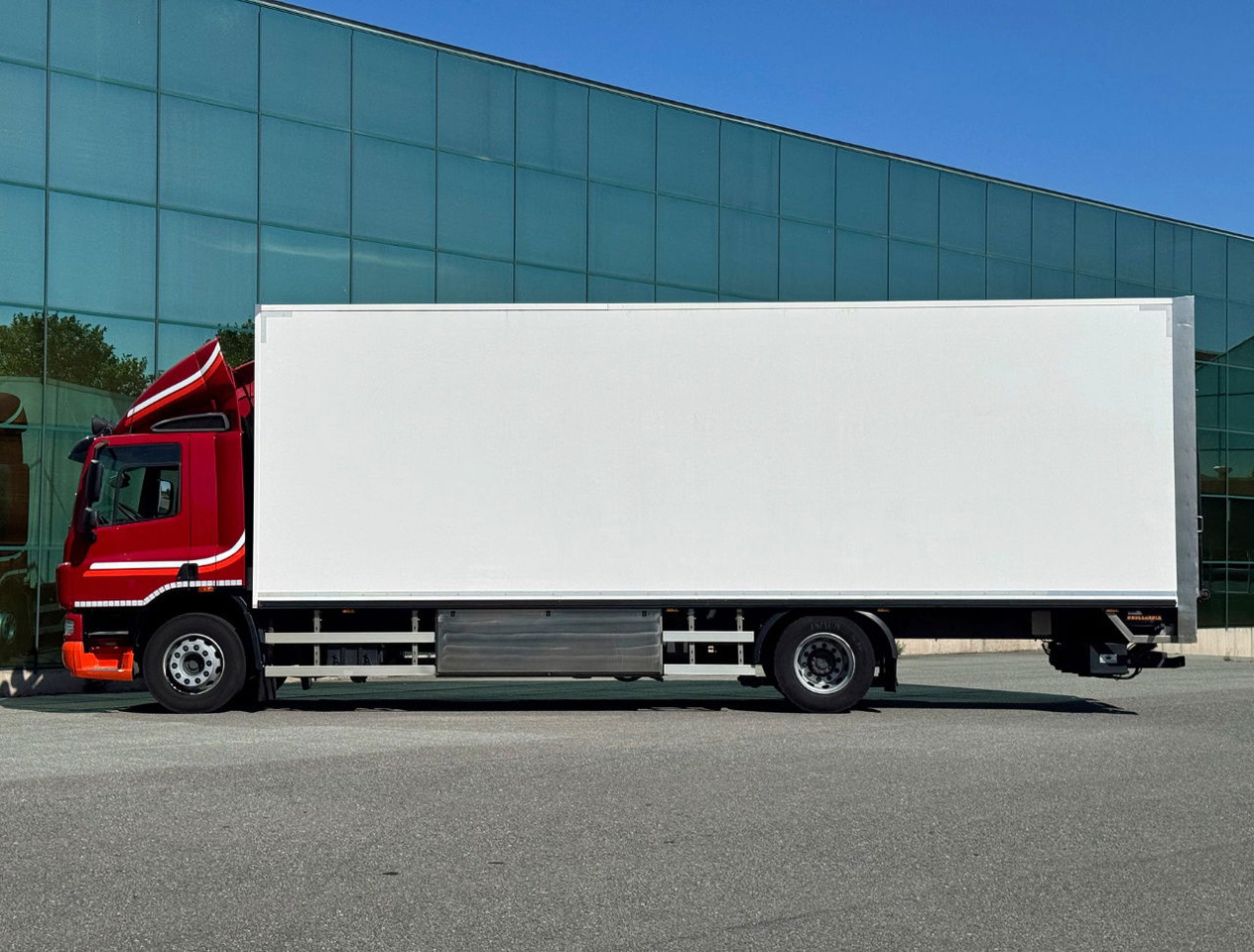 DAF CF 75.310 Isolated BOX Hard Wooden Floor 900 x 250 x 276 CM Inside Heating System Plants Flower Truck From Holland - Kamion sa zatvorenim sandukom: slika 2 DAF CF 75.310 Isolated BOX Hard Wooden Floor 900 x 250 x 276 CM Inside Heating System Plants Flower Truck From Holland - Kamion sa zatvorenim sandukom: slika 2