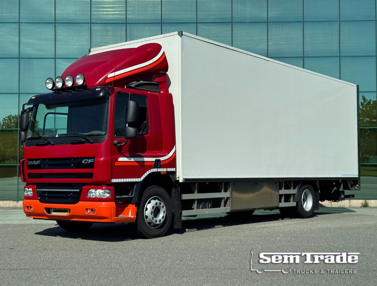 DAF CF 75.310 Isolated BOX Hard Wooden Floor 900 x 250 x 276 CM Inside Heating System Plants Flower Truck From Holland - Kamion sa zatvorenim sandukom: slika 1 DAF CF 75.310 Isolated BOX Hard Wooden Floor 900 x 250 x 276 CM Inside Heating System Plants Flower Truck From Holland - Kamion sa zatvorenim sandukom: slika 1