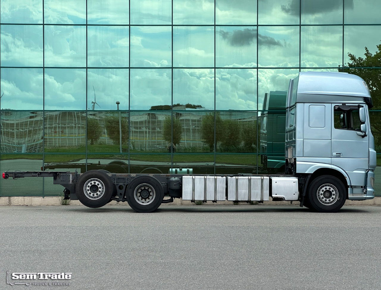 DAF XF 480 FAR SSC Euro 6 978.000 KM Park Airco 2X Tanks TOP Condition - Kamion sa golom šasijom i zatvorenom kabinom: slika 5 DAF XF 480 FAR SSC Euro 6 978.000 KM Park Airco 2X Tanks TOP Condition - Kamion sa golom šasijom i zatvorenom kabinom: slika 5