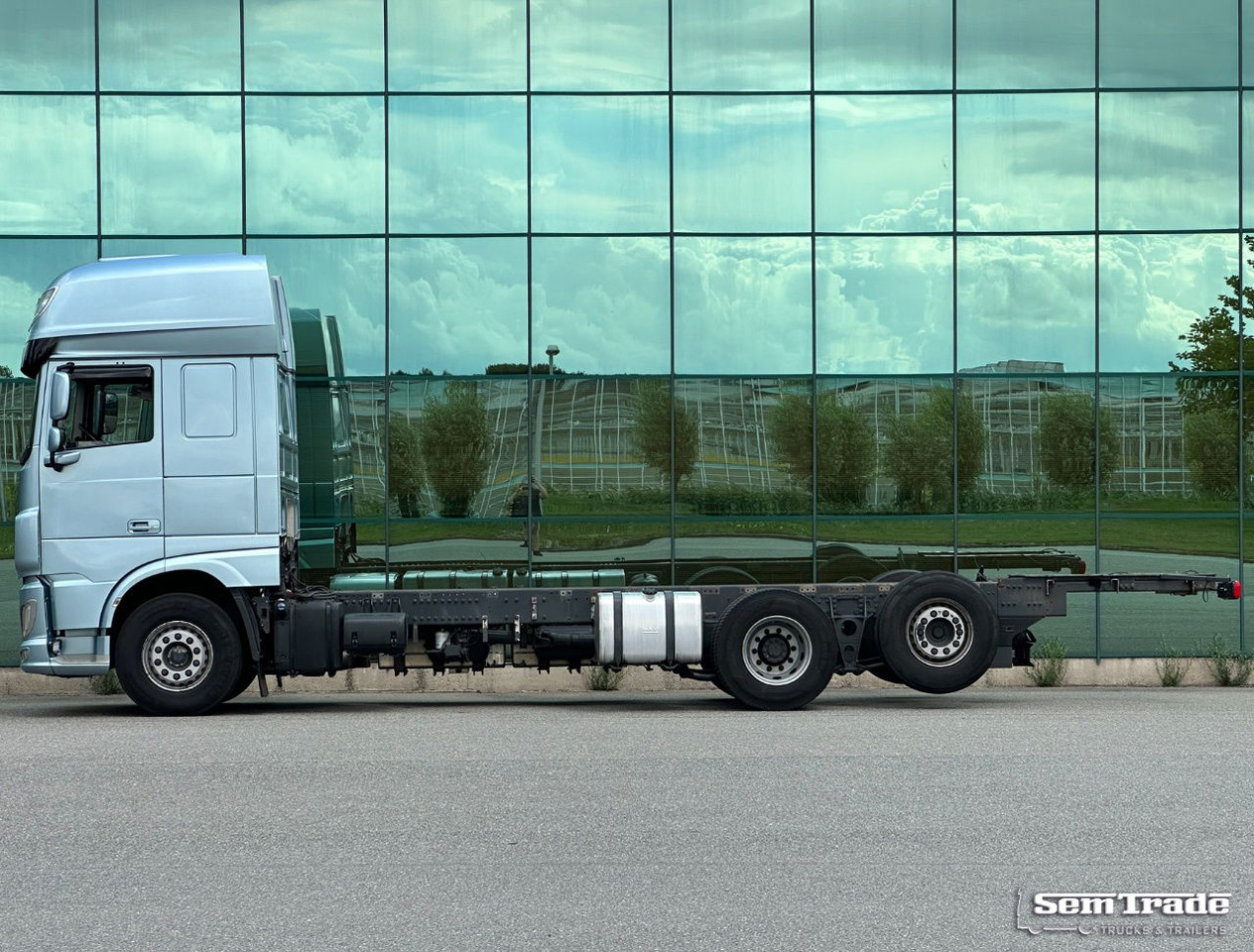 DAF XF 480 FAR SSC Euro 6 978.000 KM Park Airco 2X Tanks TOP Condition - Kamion sa golom šasijom i zatvorenom kabinom: slika 2 DAF XF 480 FAR SSC Euro 6 978.000 KM Park Airco 2X Tanks TOP Condition - Kamion sa golom šasijom i zatvorenom kabinom: slika 2