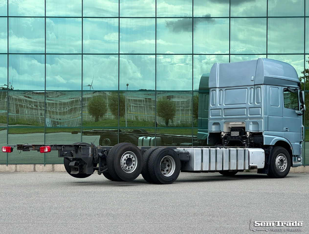 DAF XF 480 FAR SSC Euro 6 978.000 KM Park Airco 2X Tanks TOP Condition - Kamion sa golom šasijom i zatvorenom kabinom: slika 4 DAF XF 480 FAR SSC Euro 6 978.000 KM Park Airco 2X Tanks TOP Condition - Kamion sa golom šasijom i zatvorenom kabinom: slika 4