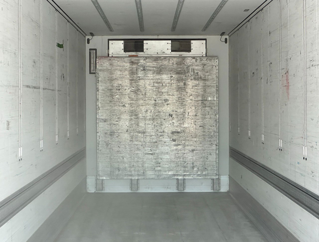 Poluprikolica hladnjače Schmitz Cargobull SCBS3B Carrier Vector 1550 Tail Lift 275 CM High Inside TOP Condition: slika 20 Poluprikolica hladnjače Schmitz Cargobull SCBS3B Carrier Vector 1550 Tail Lift 275 CM High Inside TOP Condition: slika 20