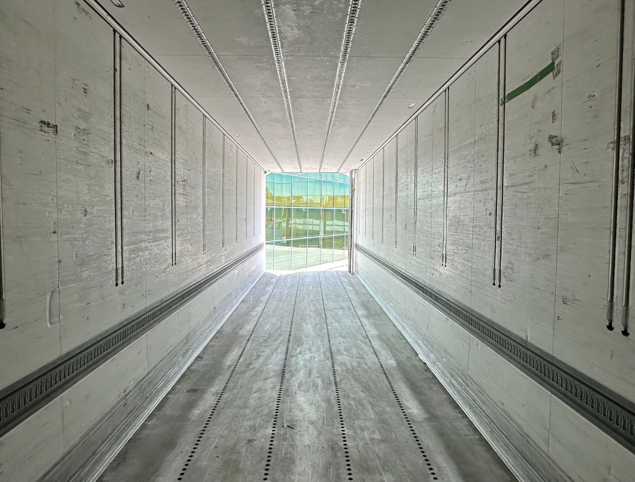 Poluprikolica hladnjače Schmitz Cargobull SCBS3B Carrier Vector 1550 Tail Lift 275 CM High Inside TOP Condition: slika 21 Poluprikolica hladnjače Schmitz Cargobull SCBS3B Carrier Vector 1550 Tail Lift 275 CM High Inside TOP Condition: slika 21