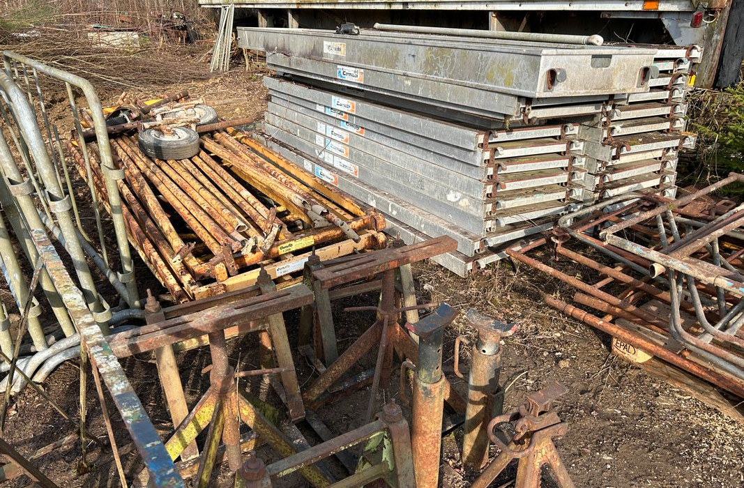 Enrubanneuse, escaliers metals, bois, chevre hydraulique, echafaudage ,mats - Građevinska oprema: slika 4 Enrubanneuse, escaliers metals, bois, chevre hydraulique, echafaudage ,mats - Građevinska oprema: slika 4