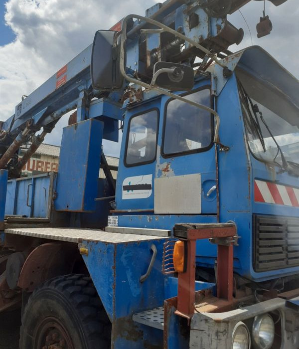 Camions 4x4 tarieres ex EDF pour plantation poteaux betons ou bois - Građevinska mašina, Kamion: slika 3 Camions 4x4 tarieres ex EDF pour plantation poteaux betons ou bois - Građevinska mašina, Kamion: slika 3