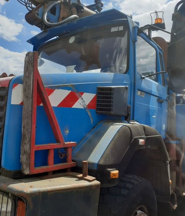 Camions 4x4 tarieres ex EDF pour plantation poteaux betons ou bois - Građevinska mašina, Kamion: slika 2 Camions 4x4 tarieres ex EDF pour plantation poteaux betons ou bois - Građevinska mašina, Kamion: slika 2