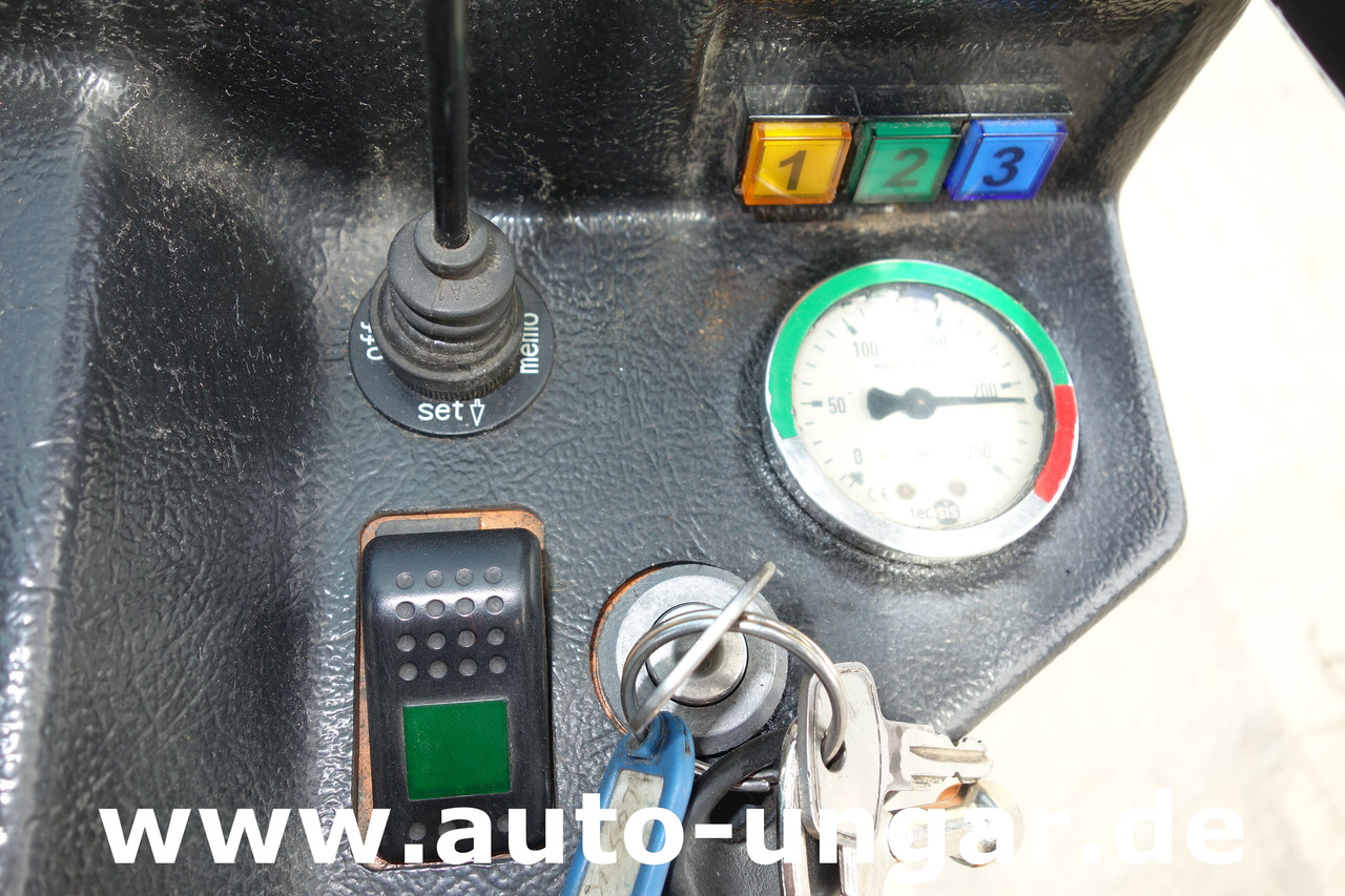 Autočistilica Aebi MFH 5000 Kehrmaschine Baujahr 2004 4-Rad Lenkung Wildkrautbesen: slika 23 Autočistilica Aebi MFH 5000 Kehrmaschine Baujahr 2004 4-Rad Lenkung Wildkrautbesen: slika 23