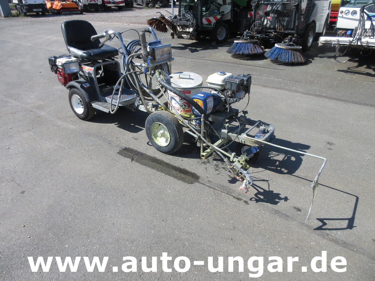 Graco LineLazer III 3900 Linedriver ride-on striper Roadmarking Straßenmarkierung - Mašina za asfalt: slika 1 Graco LineLazer III 3900 Linedriver ride-on striper Roadmarking Straßenmarkierung - Mašina za asfalt: slika 1