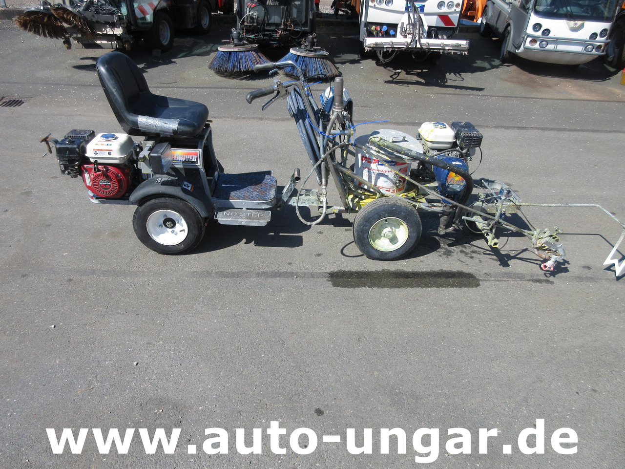 Graco LineLazer III 3900 Linedriver ride-on striper Roadmarking Straßenmarkierung - Mašina za asfalt: slika 4 Graco LineLazer III 3900 Linedriver ride-on striper Roadmarking Straßenmarkierung - Mašina za asfalt: slika 4