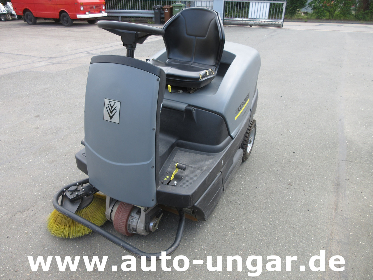 KÄRCHER KM 100/100 RBP Pack 1.280-112.0 elektrische Parkplatzkehrmaschine Hallenkehrmaschine Elektro - Autočistilica: slika 2 KÄRCHER KM 100/100 RBP Pack 1.280-112.0 elektrische Parkplatzkehrmaschine Hallenkehrmaschine Elektro - Autočistilica: slika 2