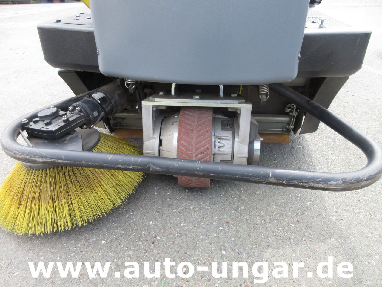 KÄRCHER KM 100/100 RBP Pack 1.280-112.0 elektrische Parkplatzkehrmaschine Hallenkehrmaschine Elektro - Autočistilica: slika 3 KÄRCHER KM 100/100 RBP Pack 1.280-112.0 elektrische Parkplatzkehrmaschine Hallenkehrmaschine Elektro - Autočistilica: slika 3