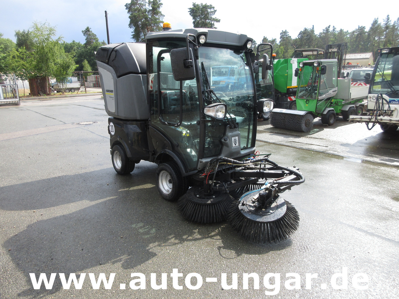 KÄRCHER MC 50 Advanced MIC 50 Professional Kleinkehrmaschine 4x4 Geräteträger - Autočistilica: slika 1 KÄRCHER MC 50 Advanced MIC 50 Professional Kleinkehrmaschine 4x4 Geräteträger - Autočistilica: slika 1