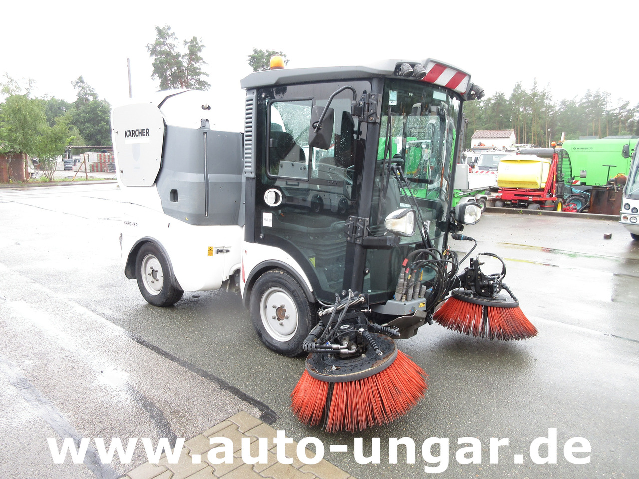 KÄRCHER MC130 Advanced Kehrmaschine Geräteträger 4x4 Kommunalfahrzeug MIC 130 Professional - Autočistilica: slika 1 KÄRCHER MC130 Advanced Kehrmaschine Geräteträger 4x4 Kommunalfahrzeug MIC 130 Professional - Autočistilica: slika 1