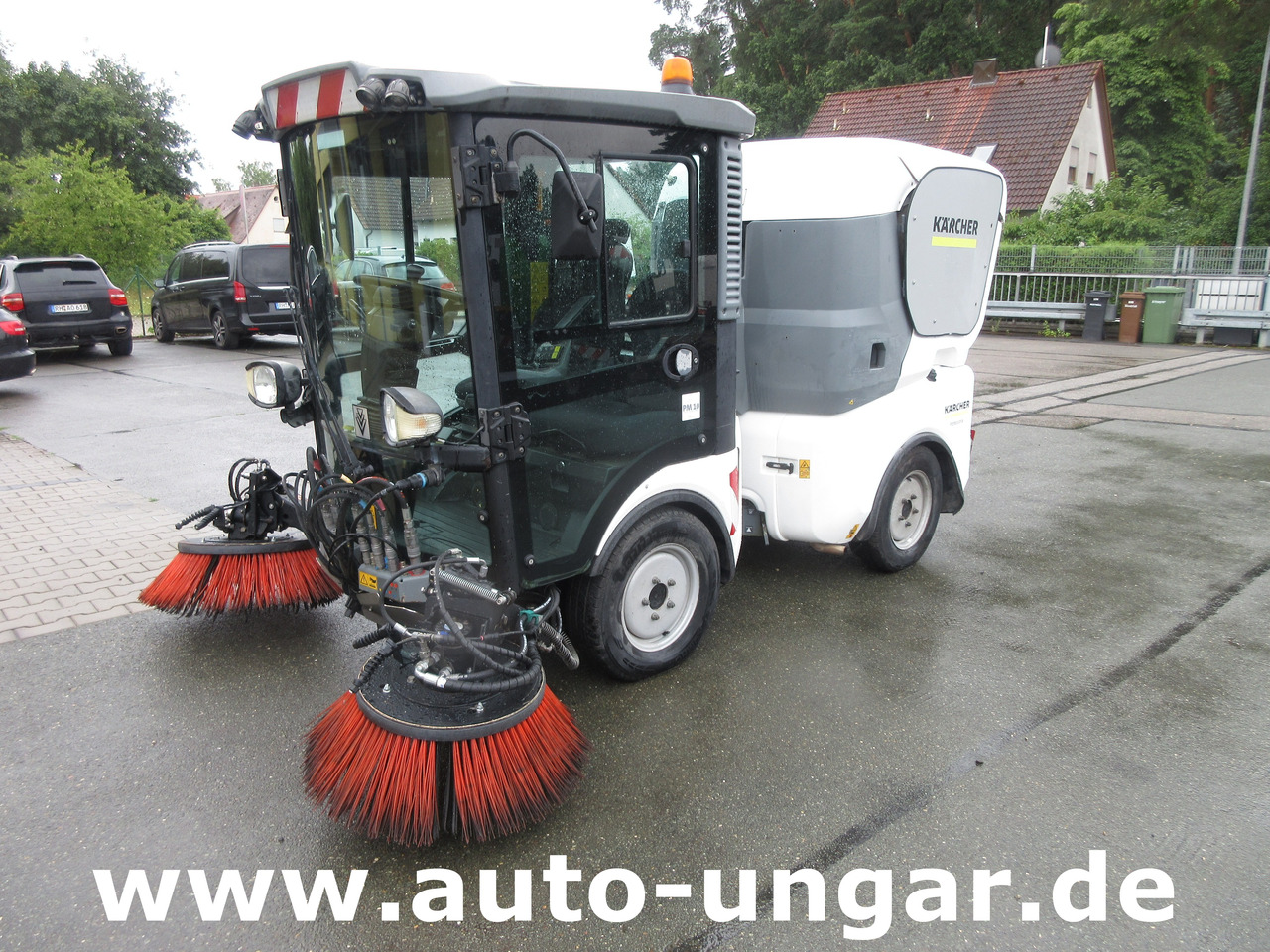 KÄRCHER MC130 Advanced Kehrmaschine Geräteträger 4x4 Kommunalfahrzeug MIC 130 Professional - Autočistilica: slika 3 KÄRCHER MC130 Advanced Kehrmaschine Geräteträger 4x4 Kommunalfahrzeug MIC 130 Professional - Autočistilica: slika 3