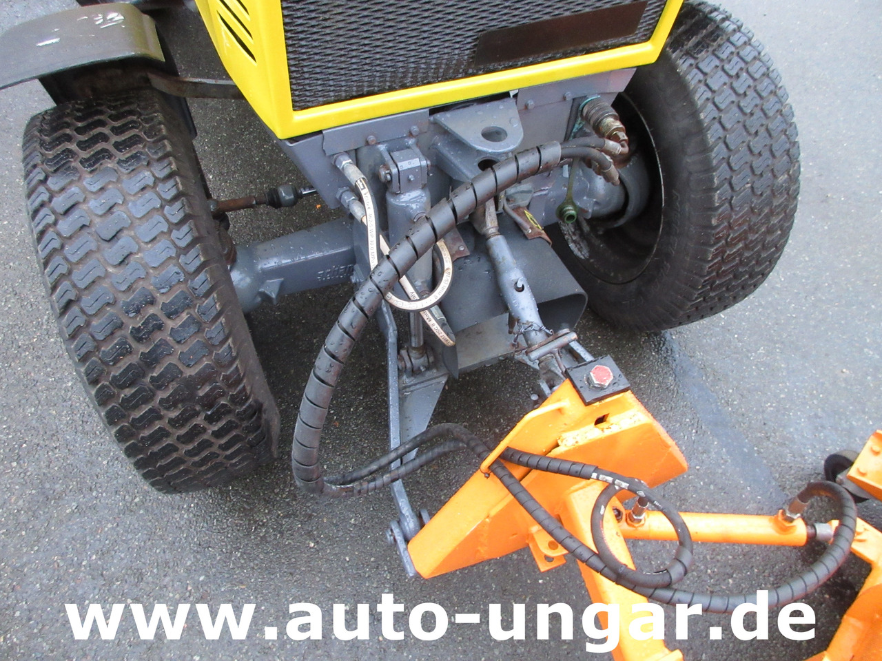 Schanzlin 304 Diesel 4x4 Winterdienst Pflug & Streuer 2-Sitzer Zapfwelle - Komunalni traktor: slika 3 Schanzlin 304 Diesel 4x4 Winterdienst Pflug & Streuer 2-Sitzer Zapfwelle - Komunalni traktor: slika 3