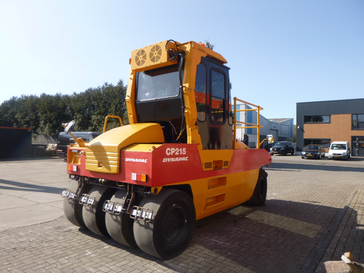 DYNAPAC CP215(HITACHI) - Pneumatski valjak: slika 4 DYNAPAC CP215(HITACHI) - Pneumatski valjak: slika 4