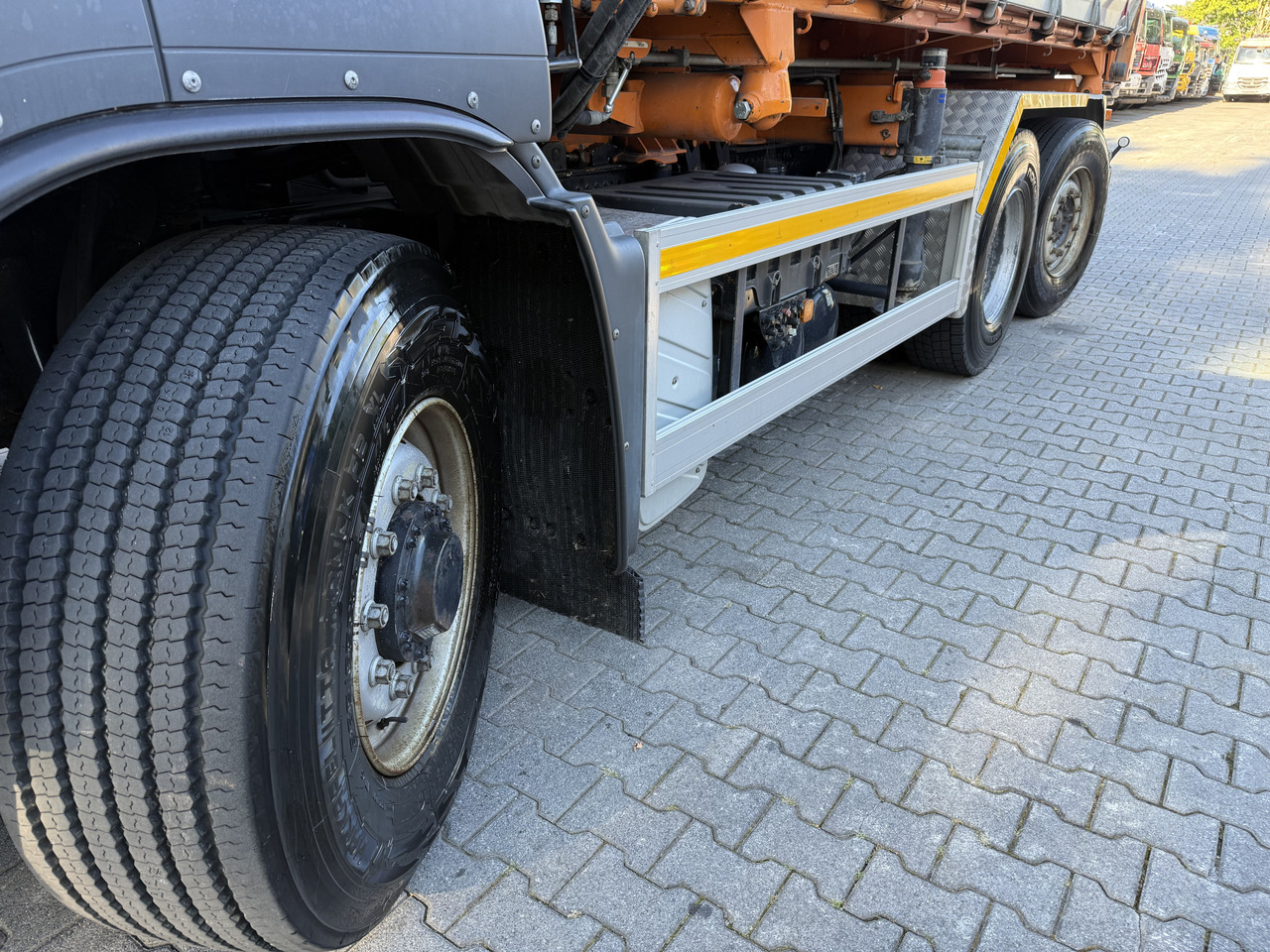 MAN TGS 28.400 6X4H-4 BL - Kamion sa golom šasijom i zatvorenom kabinom, Kamion sa dizalicom: slika 3 MAN TGS 28.400 6X4H-4 BL - Kamion sa golom šasijom i zatvorenom kabinom, Kamion sa dizalicom: slika 3