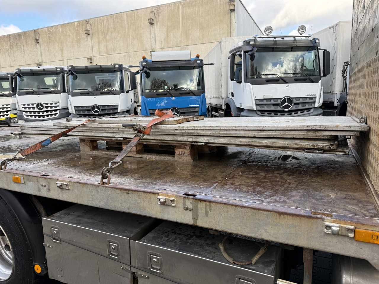 Mercedes-Benz Actros 2535 6X2 HMF 2420 bis 25 Meter - Kamion sa tovarnim sandukom, Kamion sa dizalicom: slika 2 Mercedes-Benz Actros 2535 6X2 HMF 2420 bis 25 Meter - Kamion sa tovarnim sandukom, Kamion sa dizalicom: slika 2
