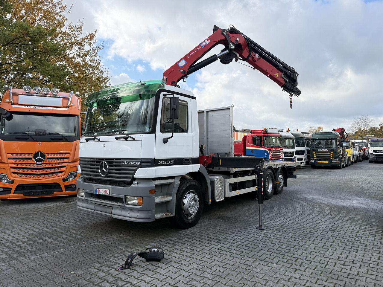 Mercedes-Benz Actros 2535 6X2 HMF 2420 bis 25 Meter - Kamion sa tovarnim sandukom, Kamion sa dizalicom: slika 1 Mercedes-Benz Actros 2535 6X2 HMF 2420 bis 25 Meter - Kamion sa tovarnim sandukom, Kamion sa dizalicom: slika 1