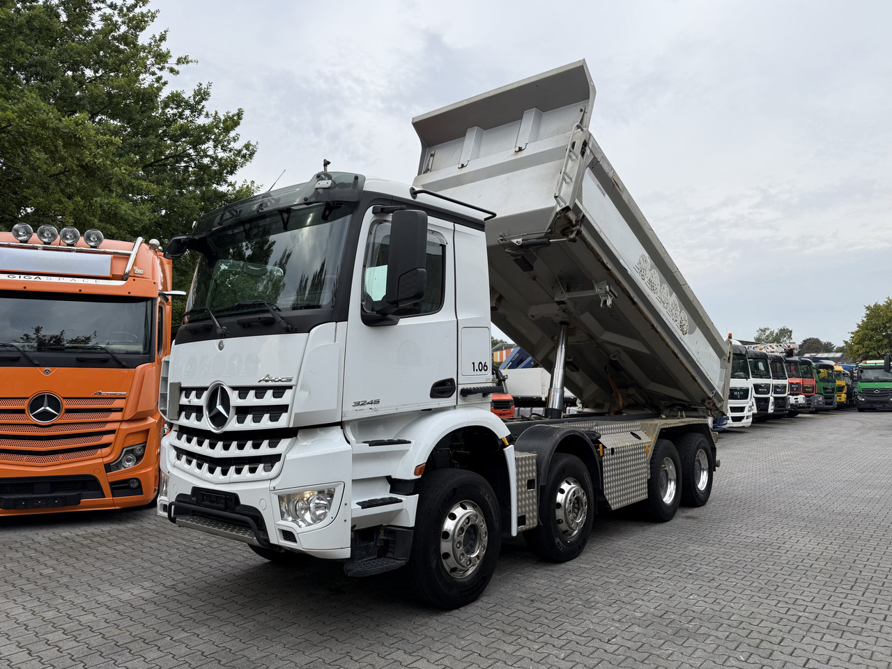 Mercedes-Benz Arocs 3245 K 8X4 - Istovarivač: slika 1 Mercedes-Benz Arocs 3245 K 8X4 - Istovarivač: slika 1