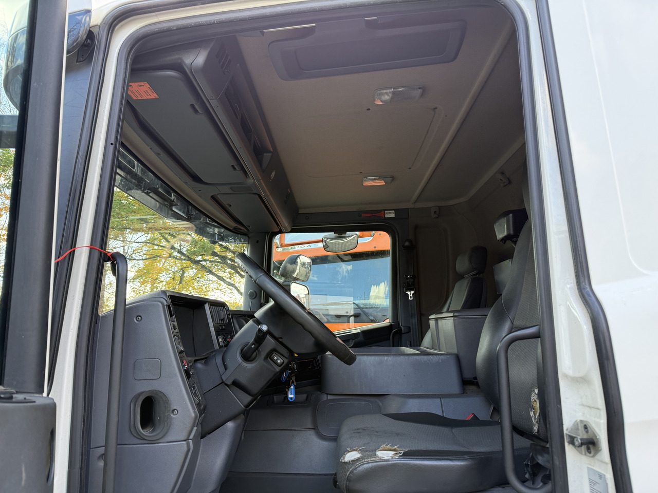 Scania P280 6X2*4 - Kamion sa golom šasijom i zatvorenom kabinom: slika 4 Scania P280 6X2*4 - Kamion sa golom šasijom i zatvorenom kabinom: slika 4