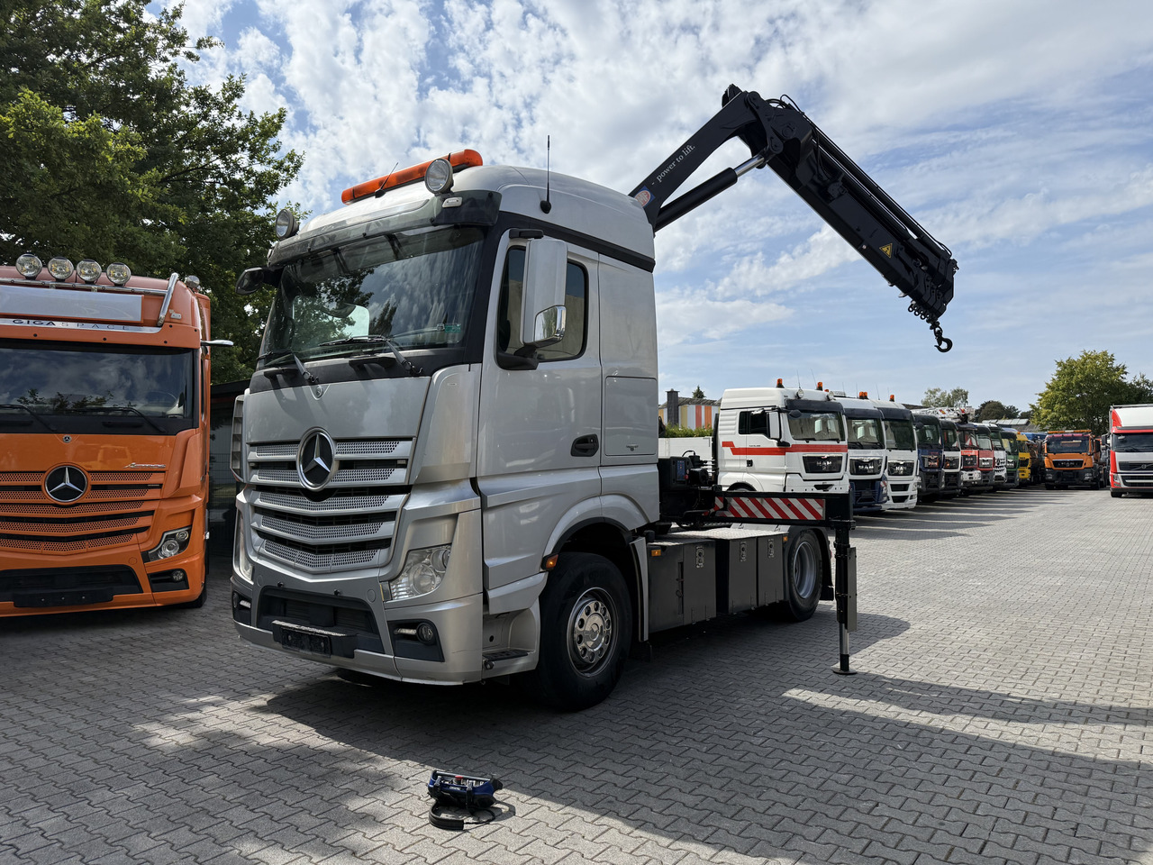 Mercedes-Benz Actros 1842LS Kran HMF 2020 bis 18 Meter - Tegljač: slika 1 Mercedes-Benz Actros 1842LS Kran HMF 2020 bis 18 Meter - Tegljač: slika 1